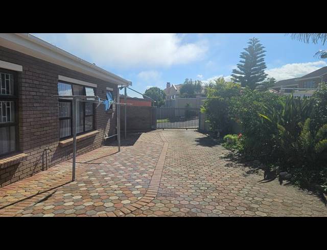 3 BEDROOM HOUSE FOR SALE IN DANA BAY